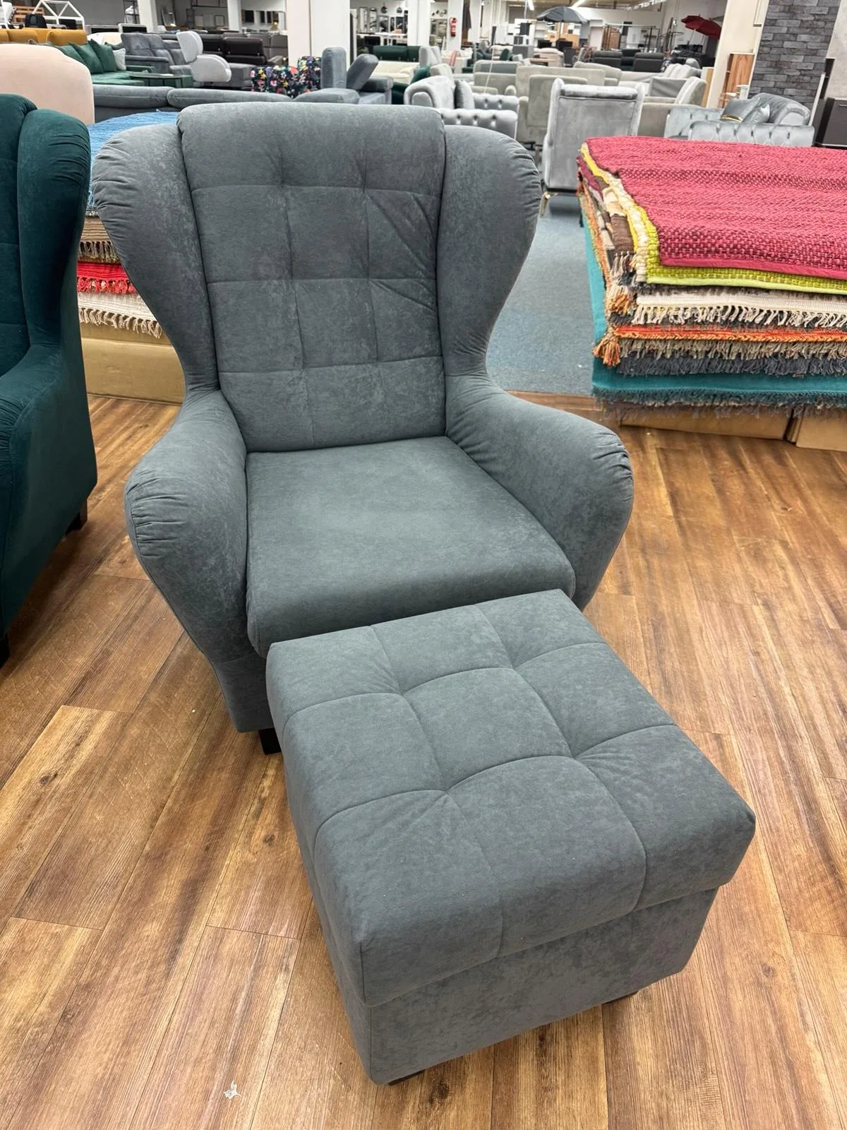 Eleganter Ohrensessel mit Hocker in Grau