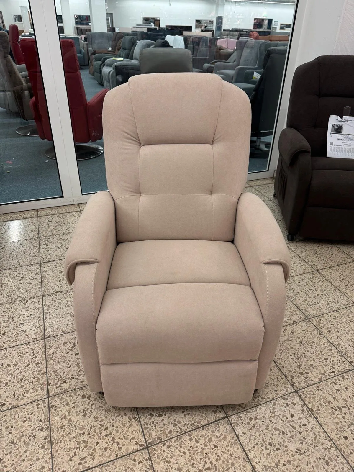 Beiger Relaxsessel mit Seitentasche