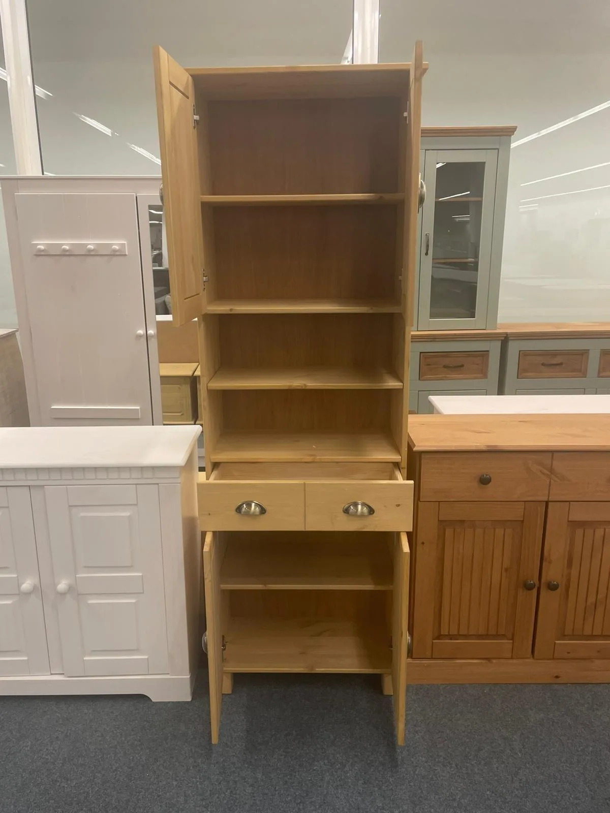 Eleganter Hochschrank aus Kiefer Massivholz - Bild 2