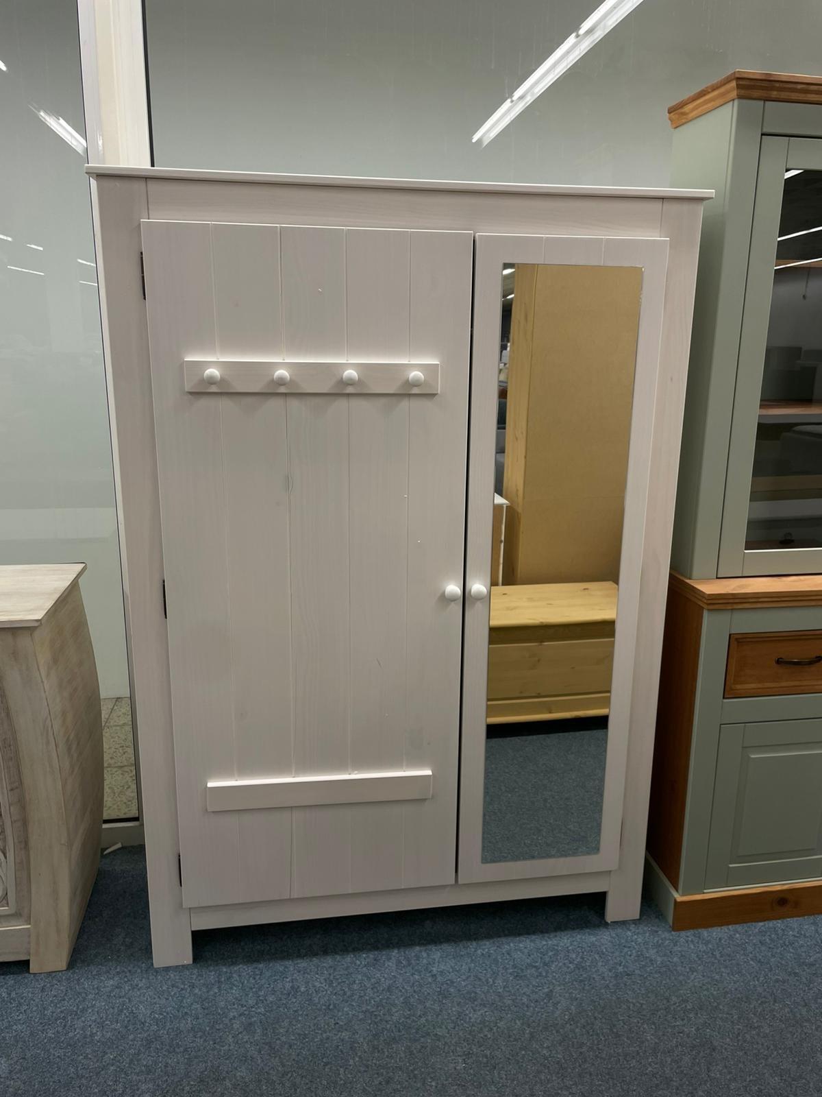 Eleganter Garderobenschrank aus Massivholz