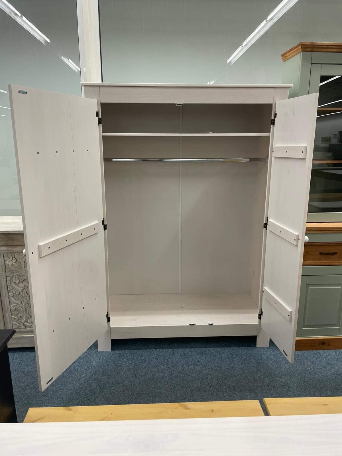 Eleganter Garderobenschrank aus Massivholz - Bild 2