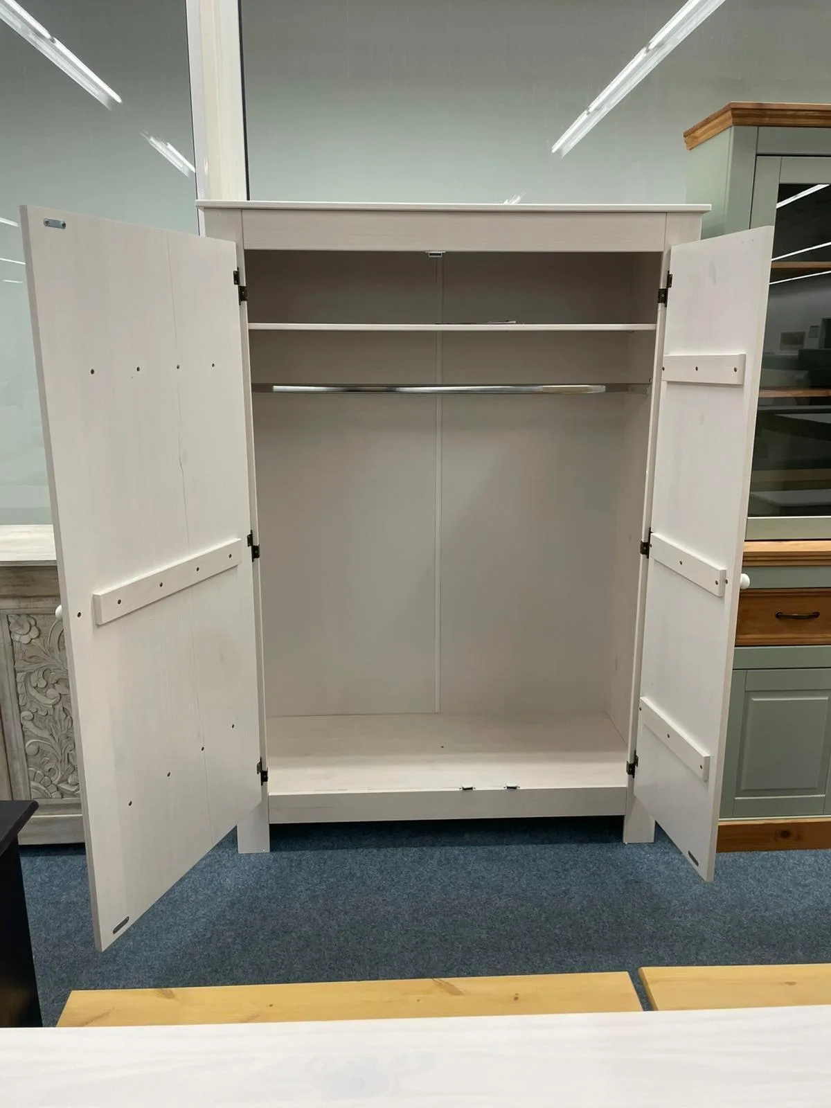 Eleganter Garderobenschrank aus Massivholz - Bild 2