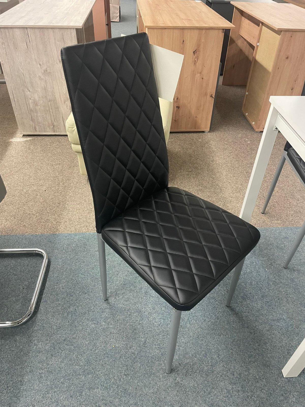 Eleganter Esstisch mit 4 Stühlen - Nur 199€! - Bild 3