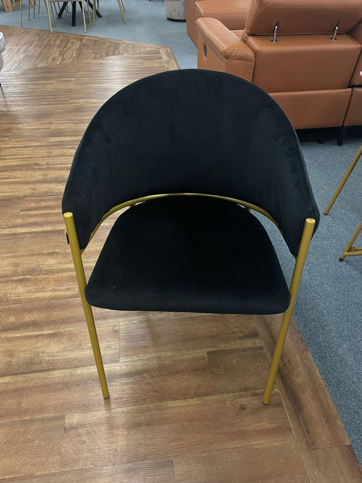 Eleganter Esszimmerstuhl mit Velourstoff