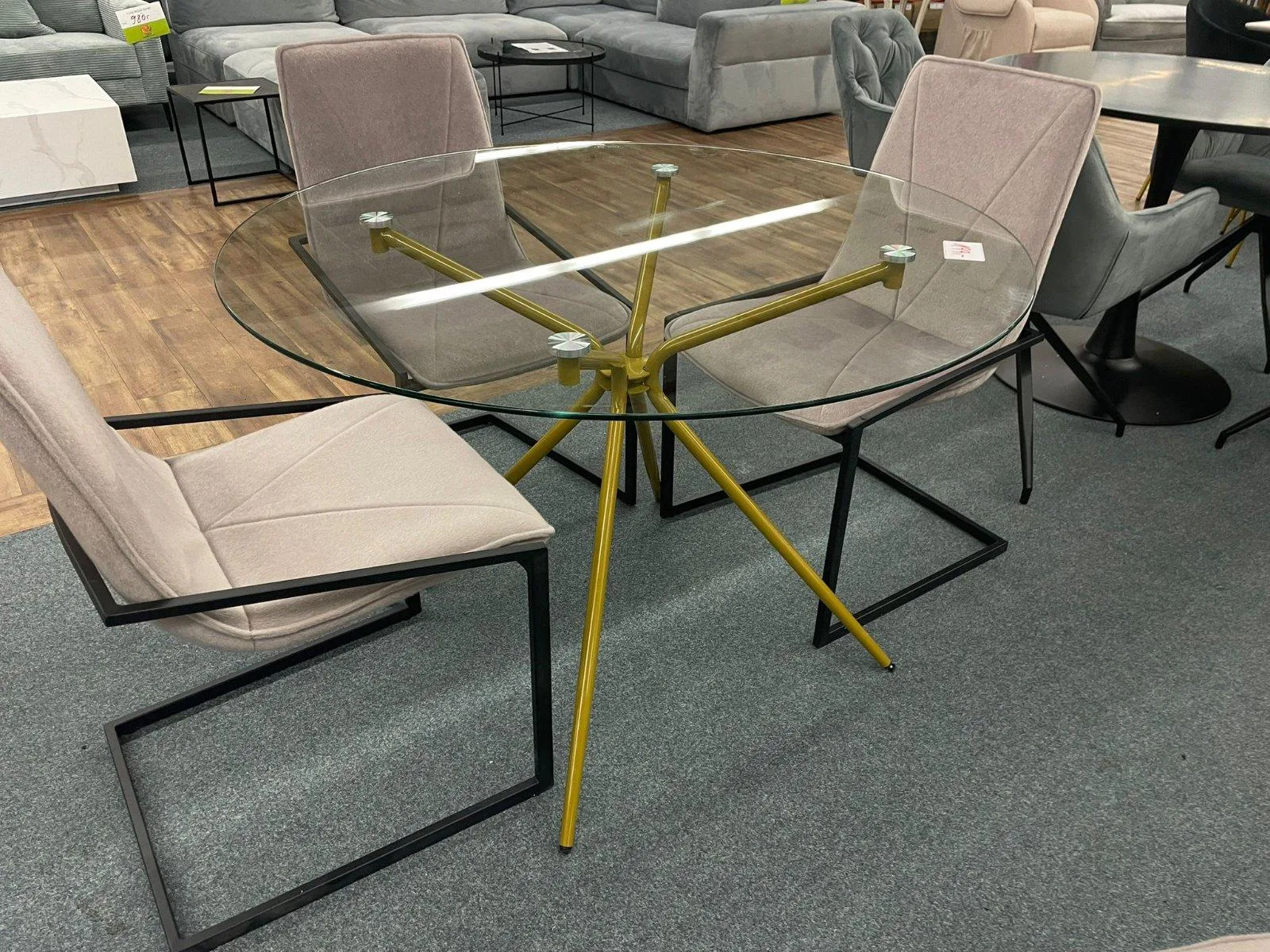 Runder Glastisch mit messingfarbenem Gestell