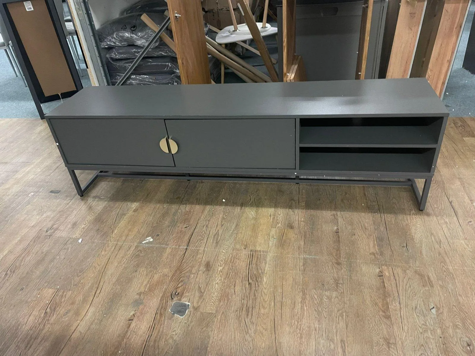 Elegantes Lowboard mit Kabeldurchführung