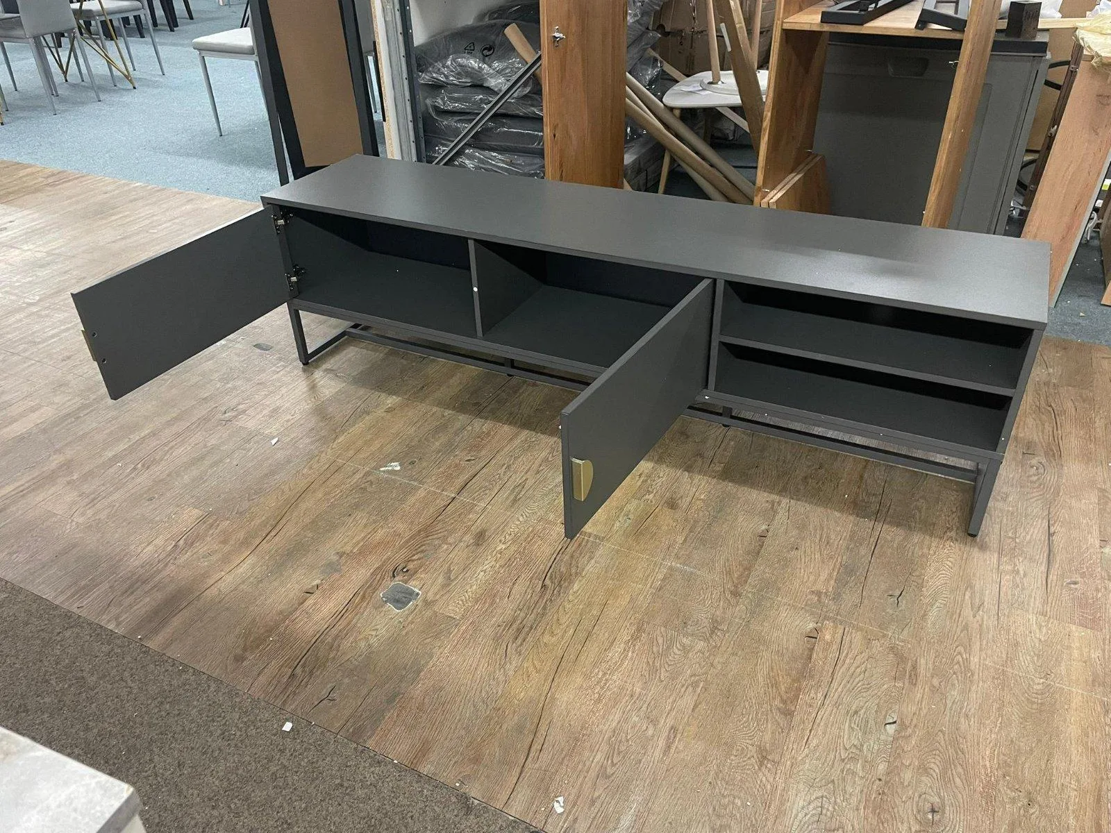 Elegantes Lowboard mit Kabeldurchführung - Bild 2