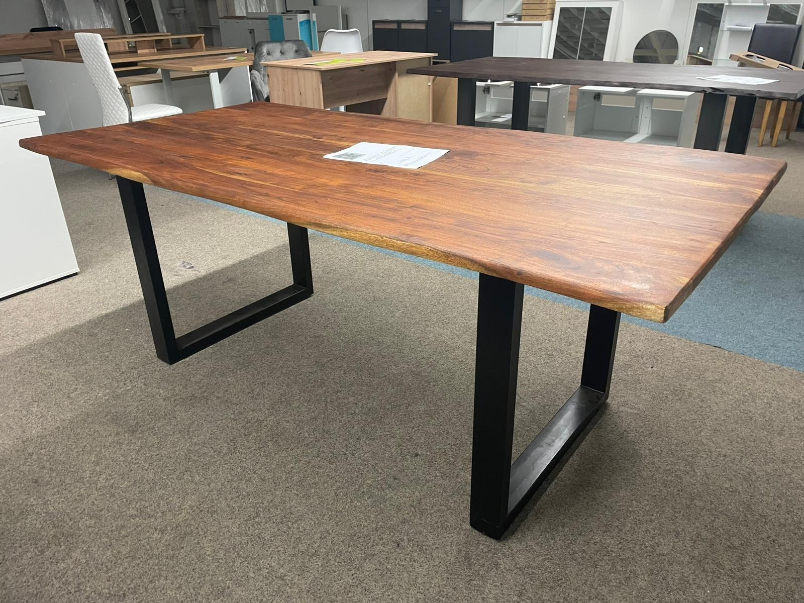 Eleganter Esstisch aus Naturholz