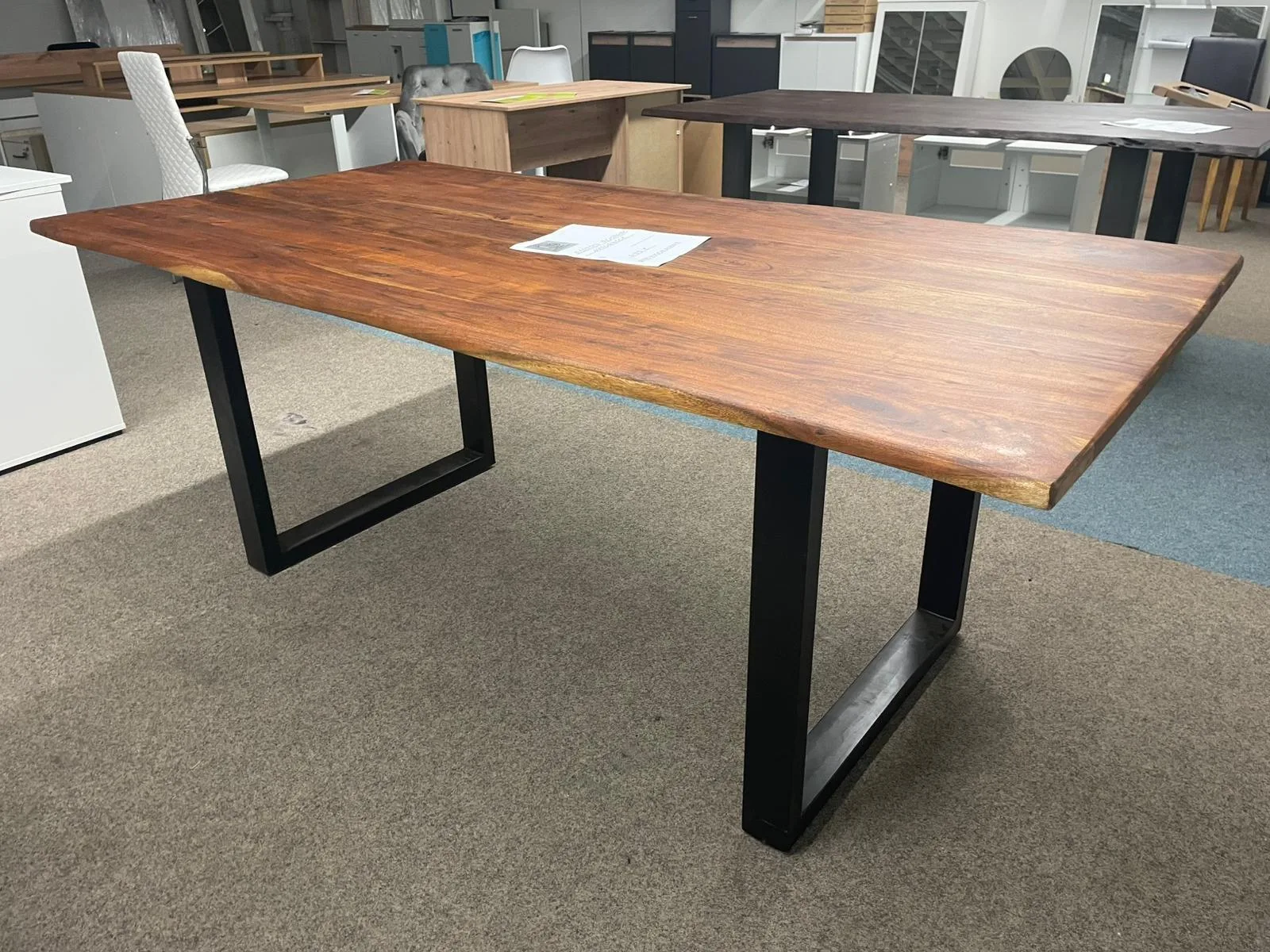 Eleganter Esstisch aus Naturholz