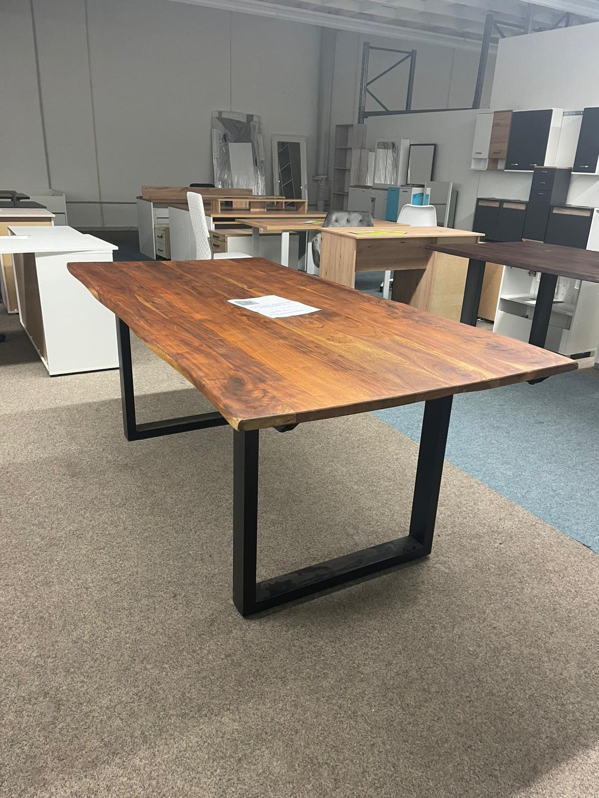 Eleganter Esstisch aus Naturholz - Bild 2