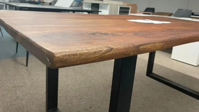 Eleganter Esstisch aus Naturholz - Bild 4