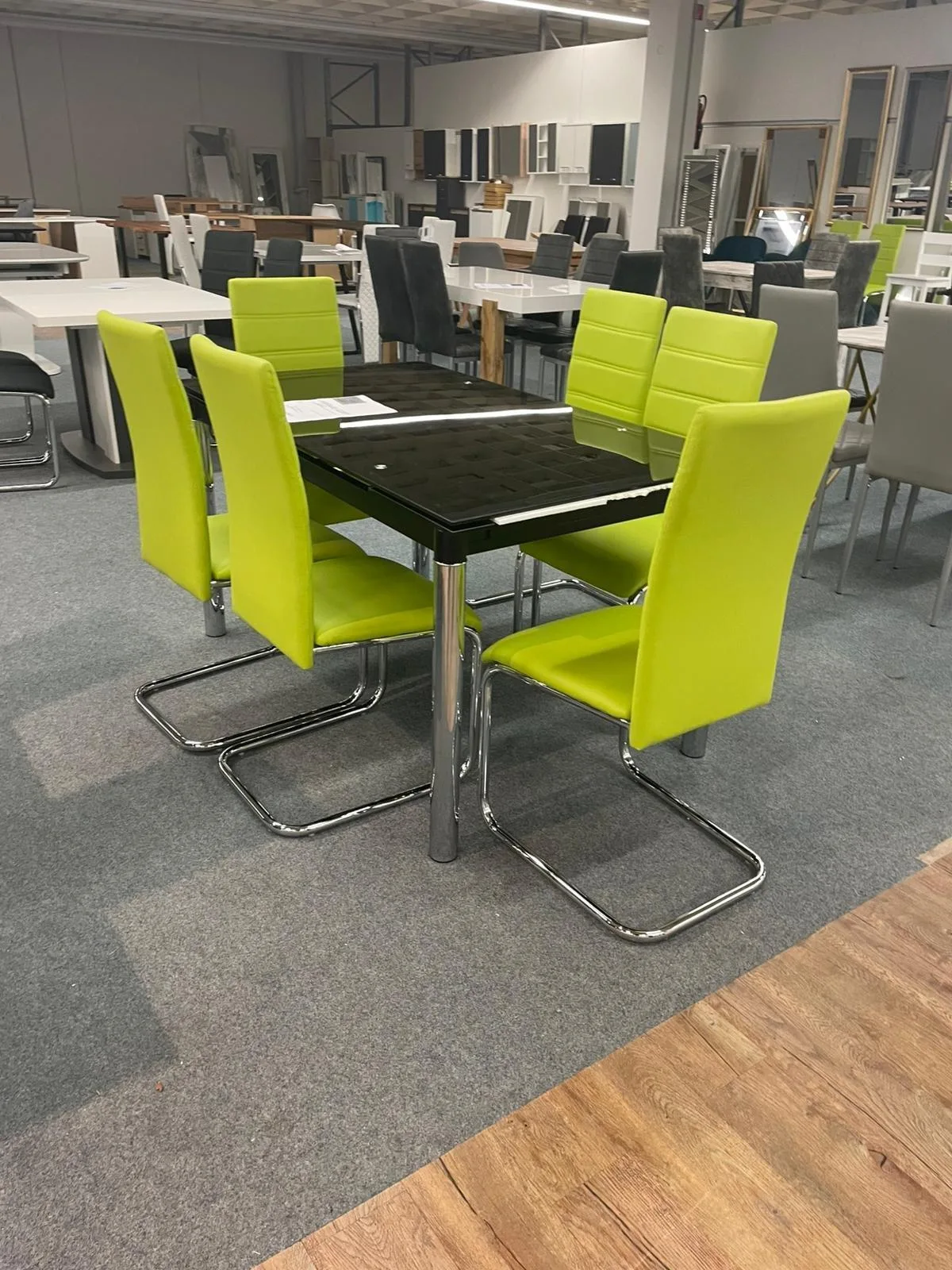 Eleganter Esstisch aus Glas mit Chromfüßen