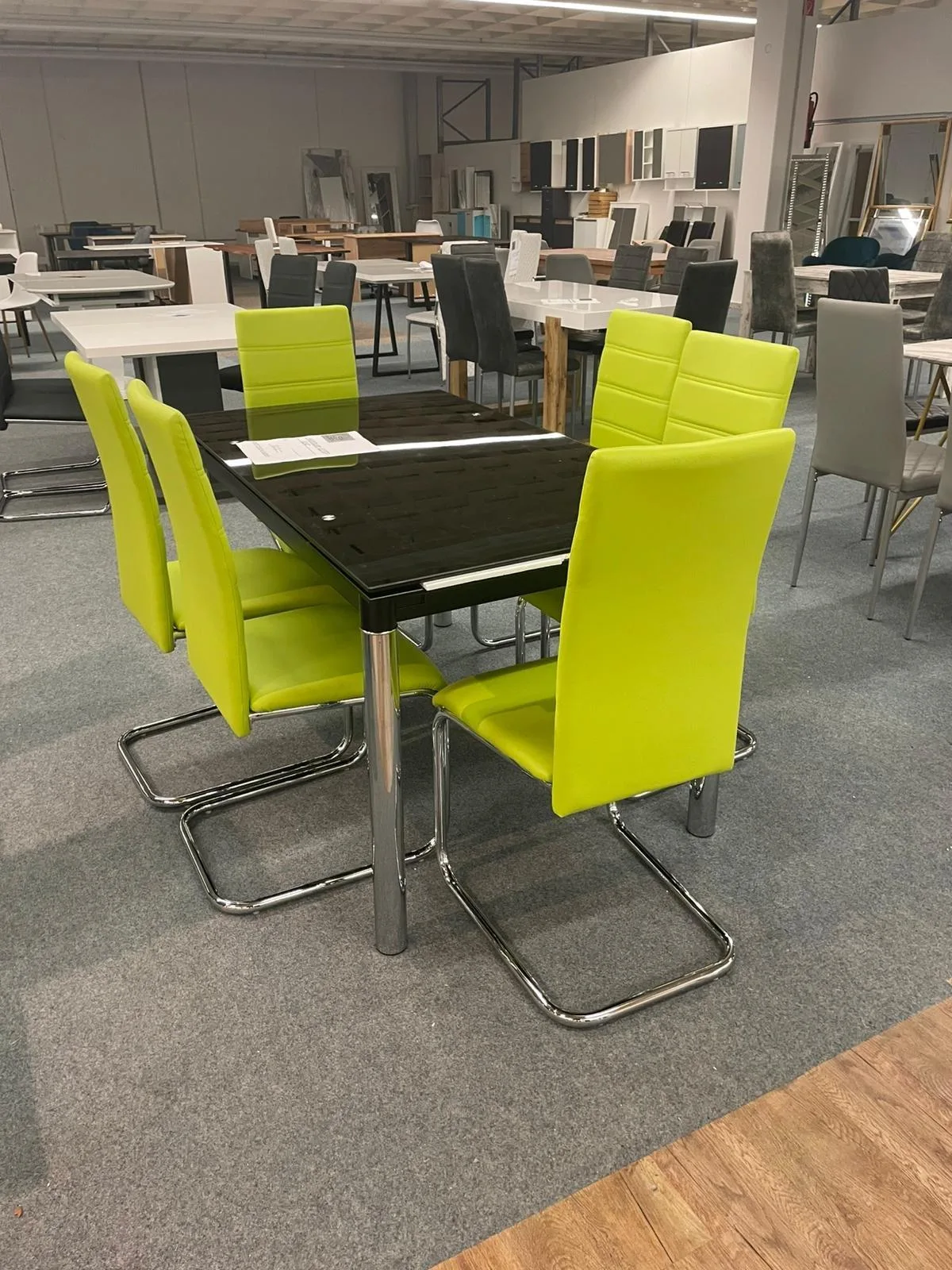 Eleganter Esstisch aus Glas mit Chromfüßen - Bild 2