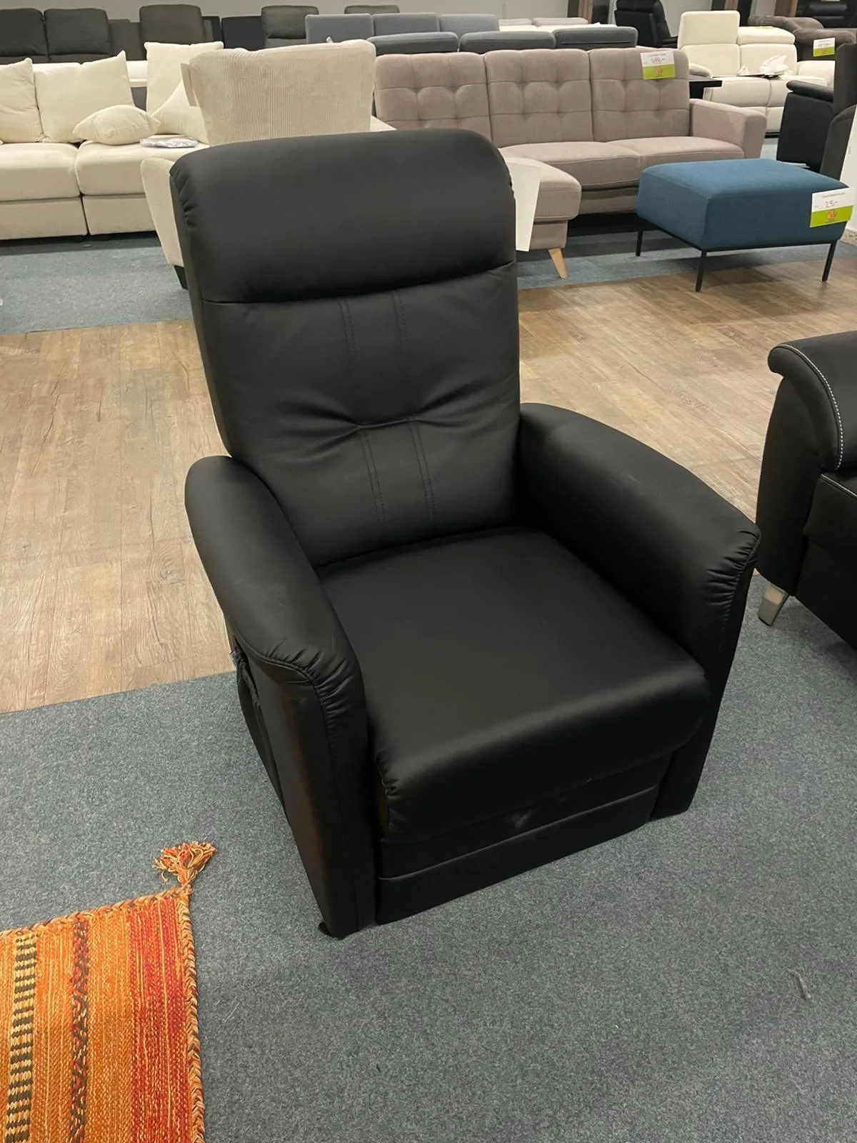 Schwarzer Ohrensessel mit Relaxfunktion