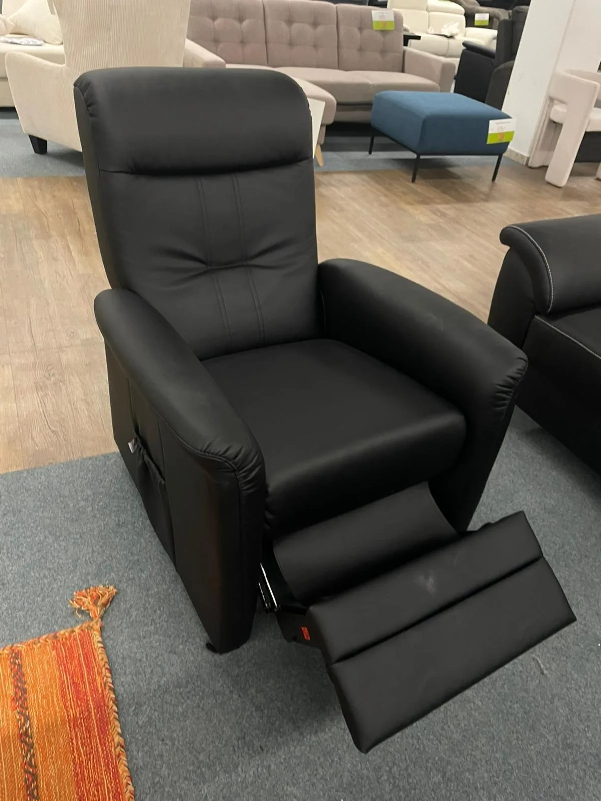 Schwarzer Ohrensessel mit Relaxfunktion - Bild 2