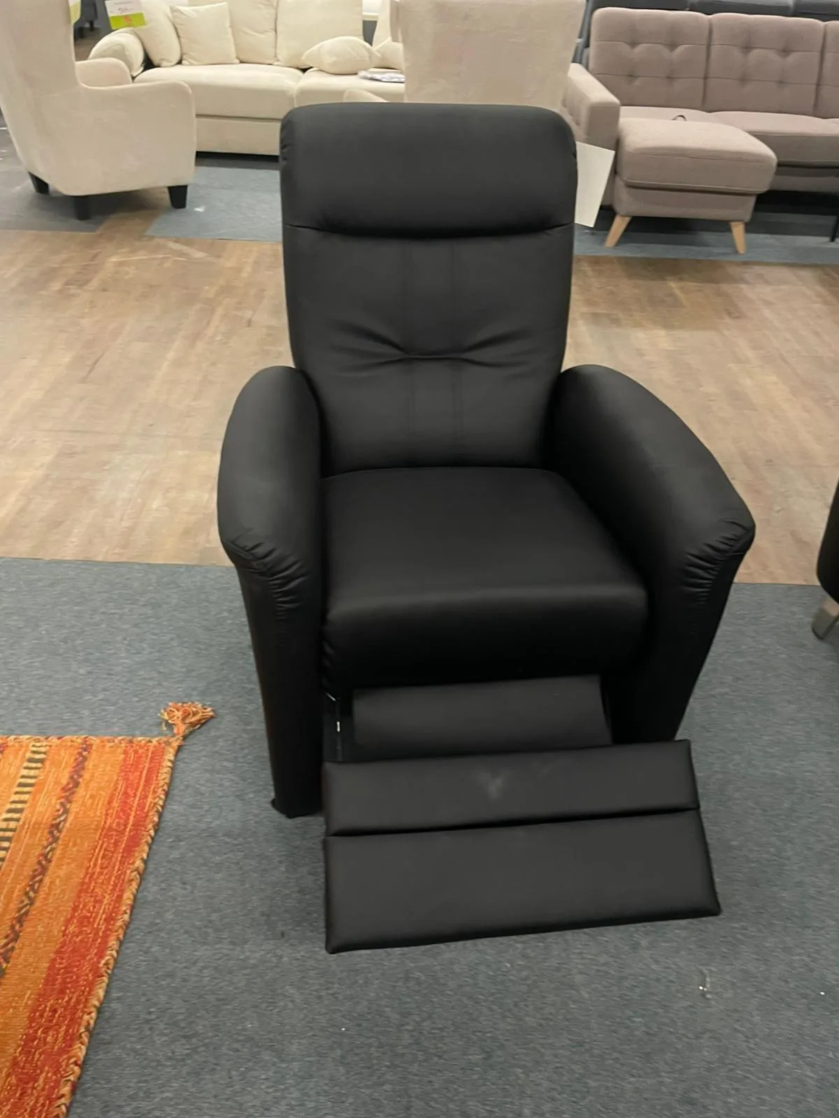 Schwarzer Ohrensessel mit Relaxfunktion - Bild 3