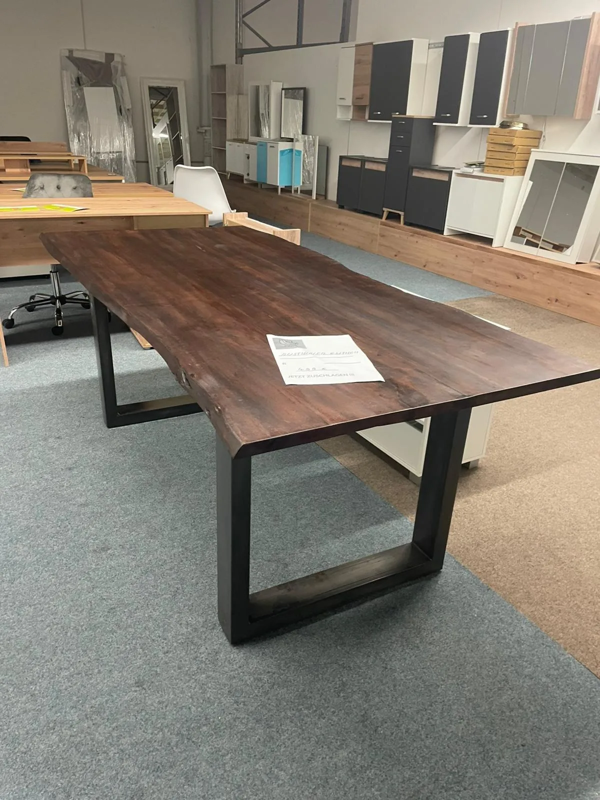 Rustikaler Esstisch aus Massivholz - Bild 2