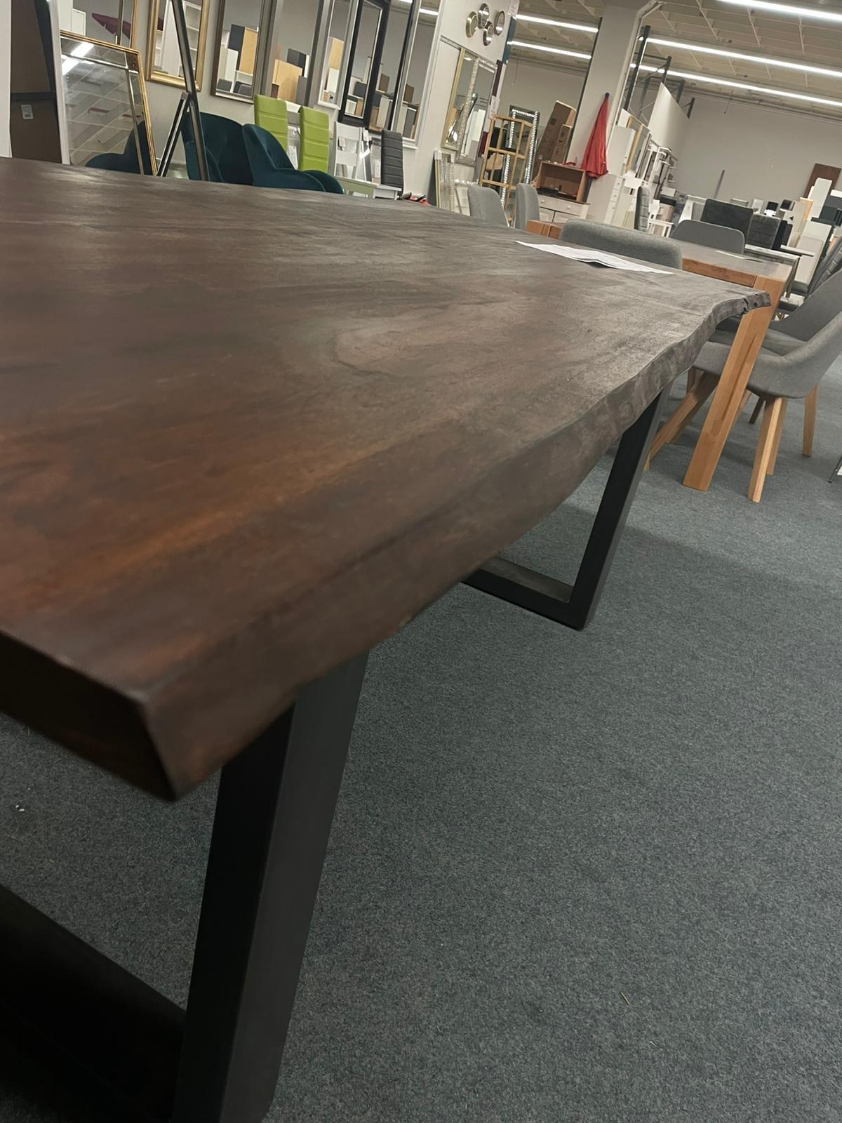 Rustikaler Esstisch aus Massivholz - Bild 4