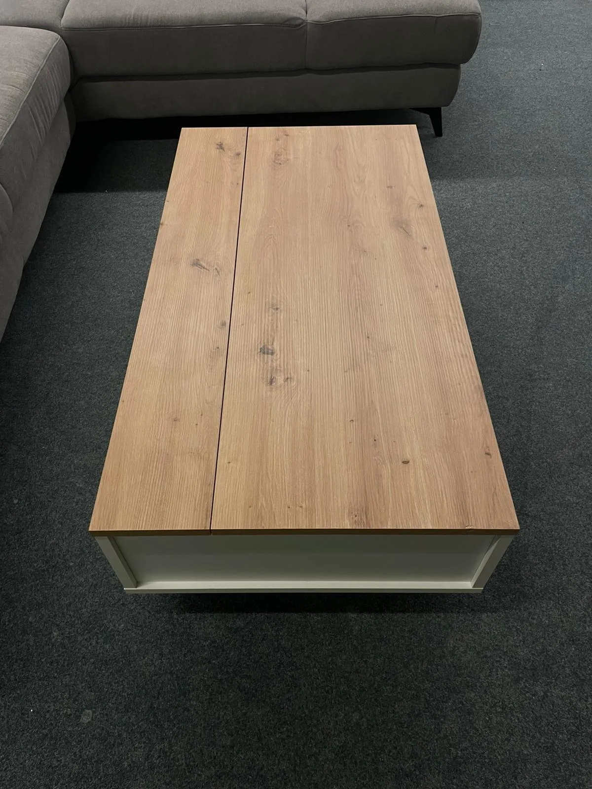 Eleganter Couchtisch mit Ablage in Weiß