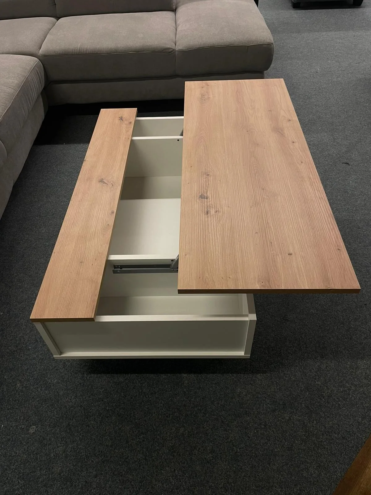 Eleganter Couchtisch mit Ablage in Weiß - Bild 2