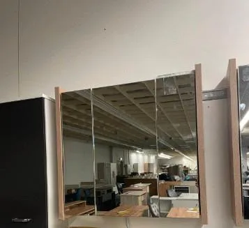 Eleganter Spiegelschrank mit Beleuchtung