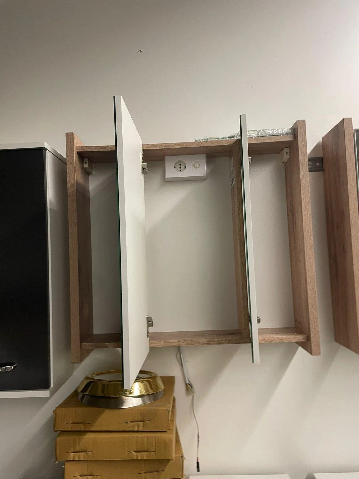 Eleganter Spiegelschrank mit Beleuchtung - Bild 2