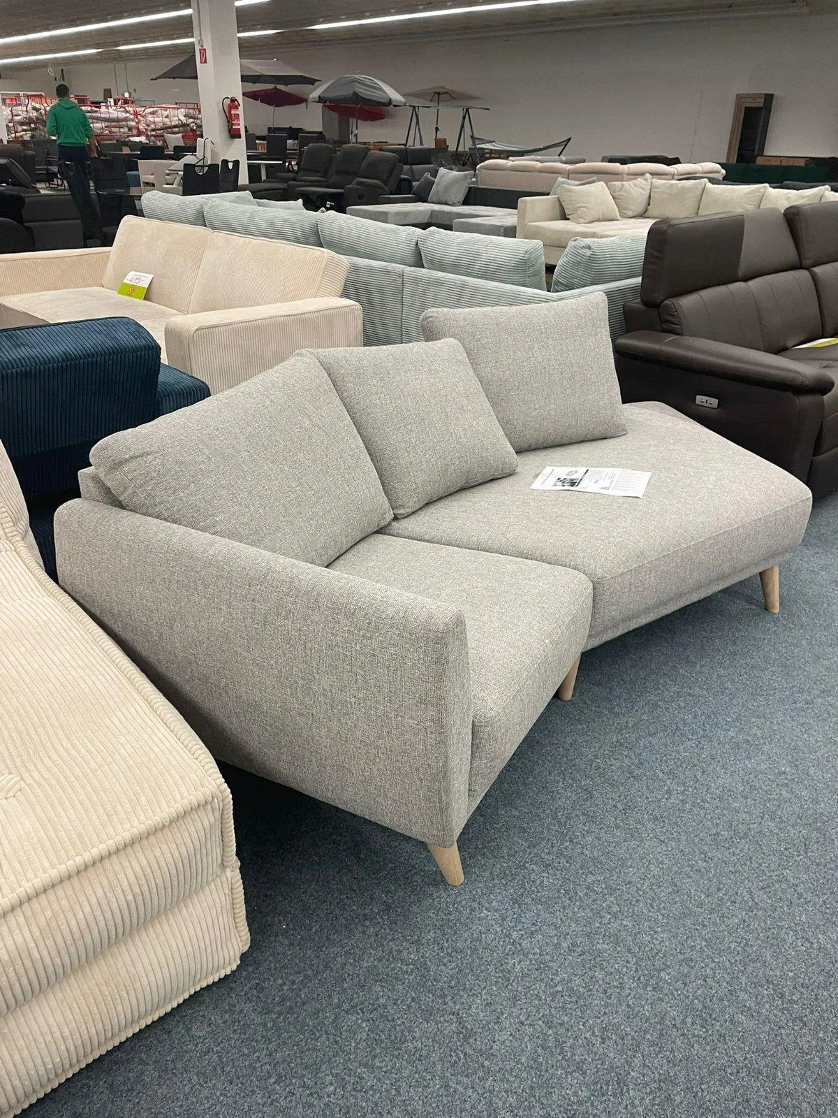 Elegantes 2,5-Sitzer Sofa in Grau - Bild 2