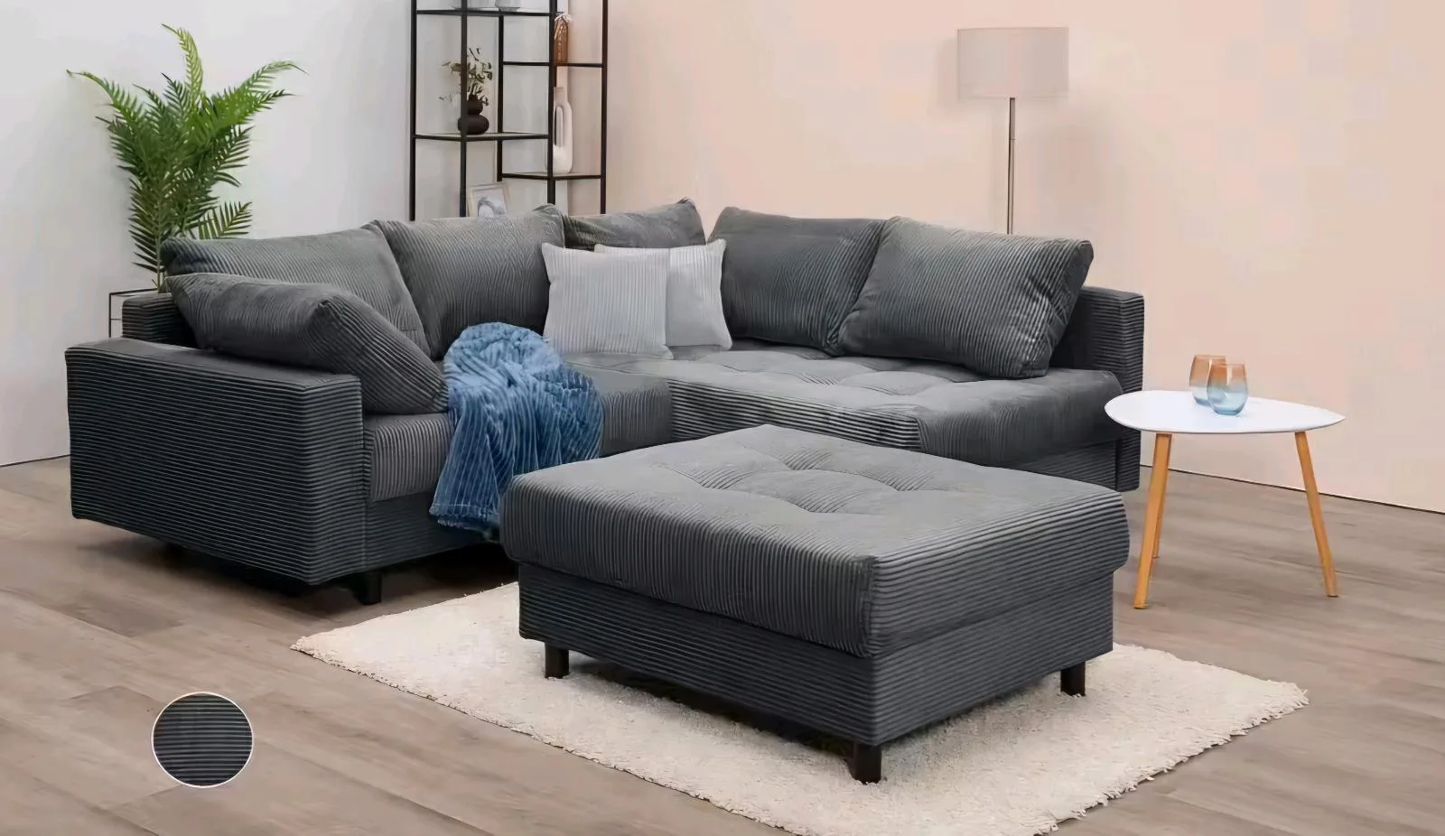 Kuscheliges L-Form Schlafsofa mit Hocker