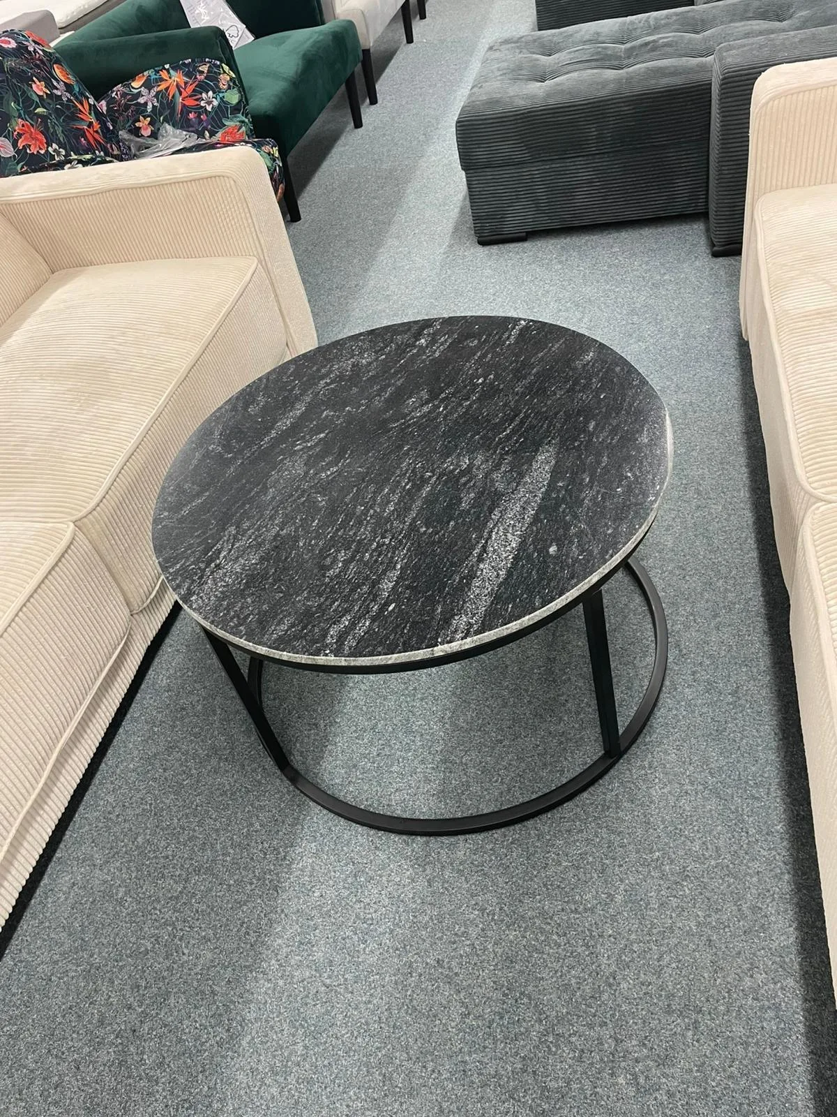 Runder Couchtisch aus schwarzem Marmor - Bild 2