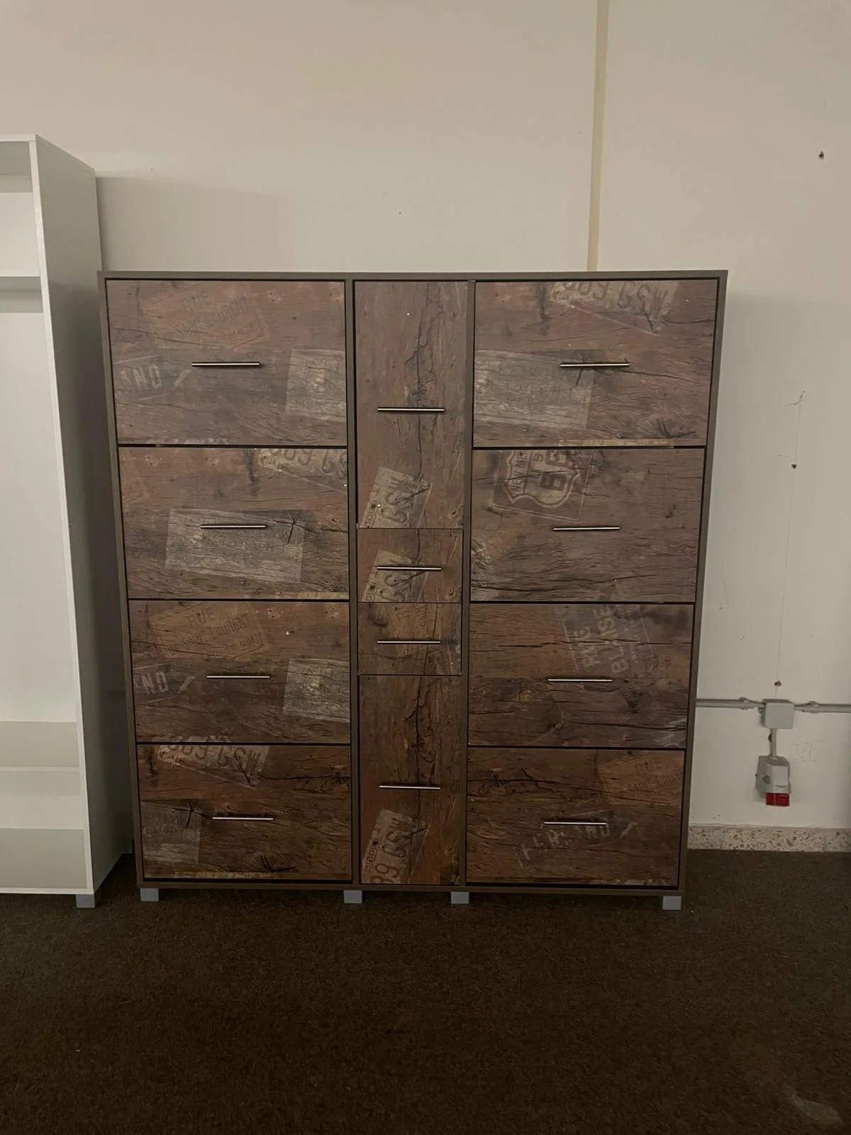 Eleganter Schuhschrank mit 8 Klappen und 2 Türen