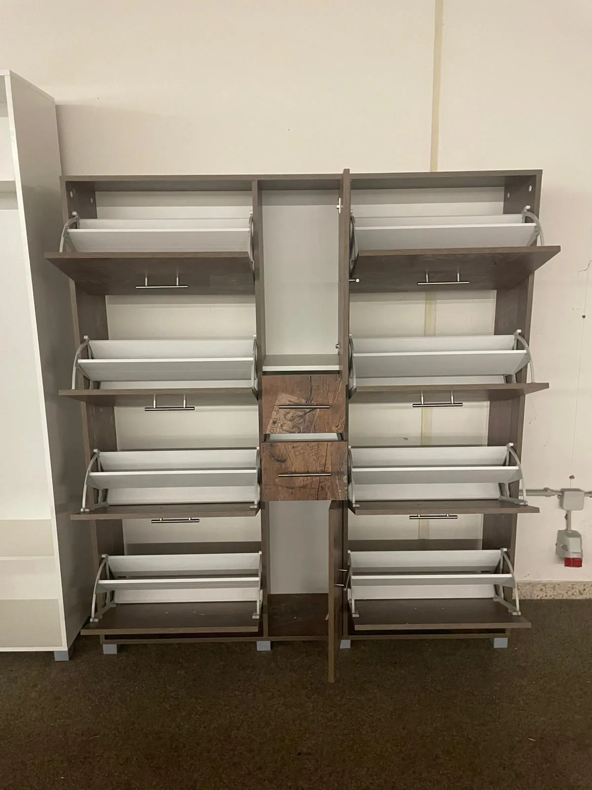 Eleganter Schuhschrank mit 8 Klappen und 2 Türen - Bild 2