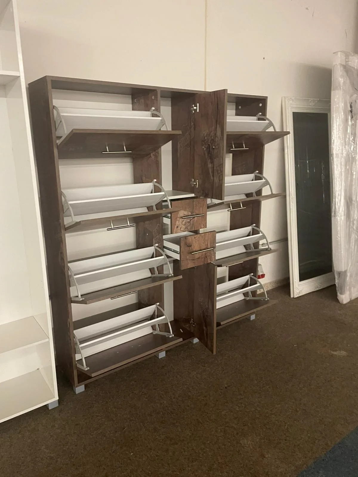 Eleganter Schuhschrank mit 8 Klappen und 2 Türen - Bild 3