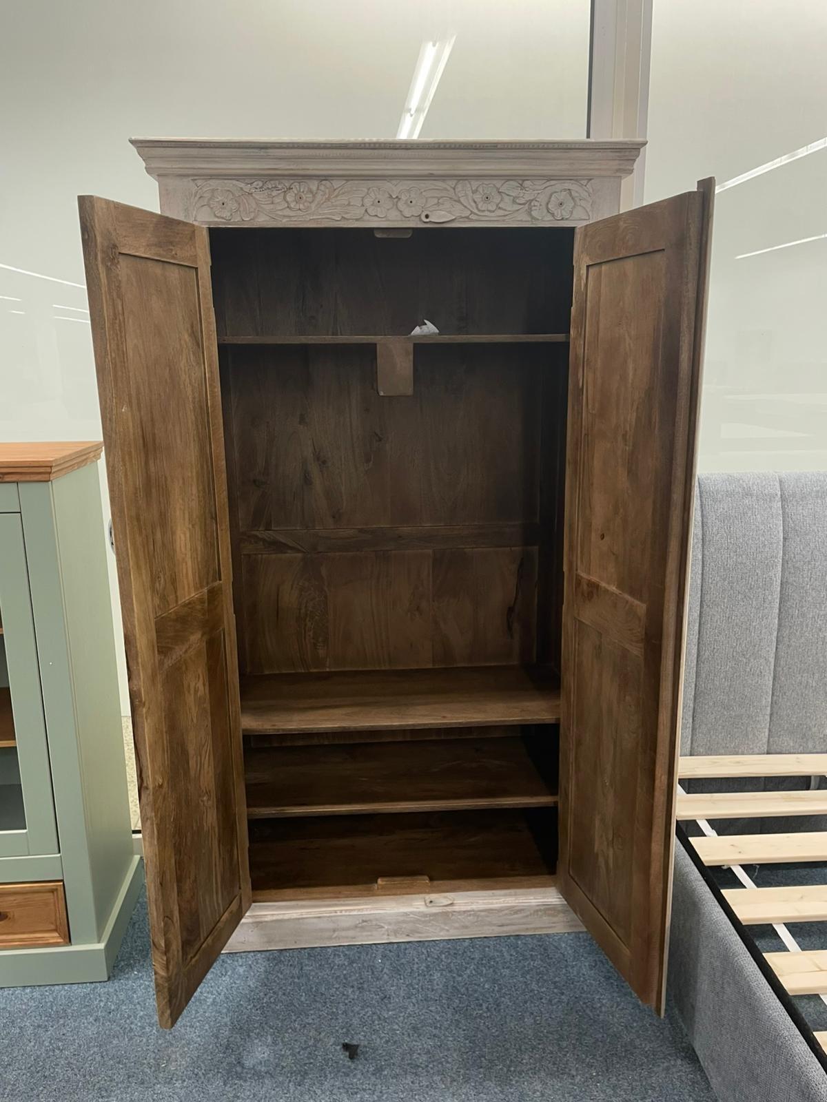 Eleganter Garderobenschrank aus Massivholz - Bild 2