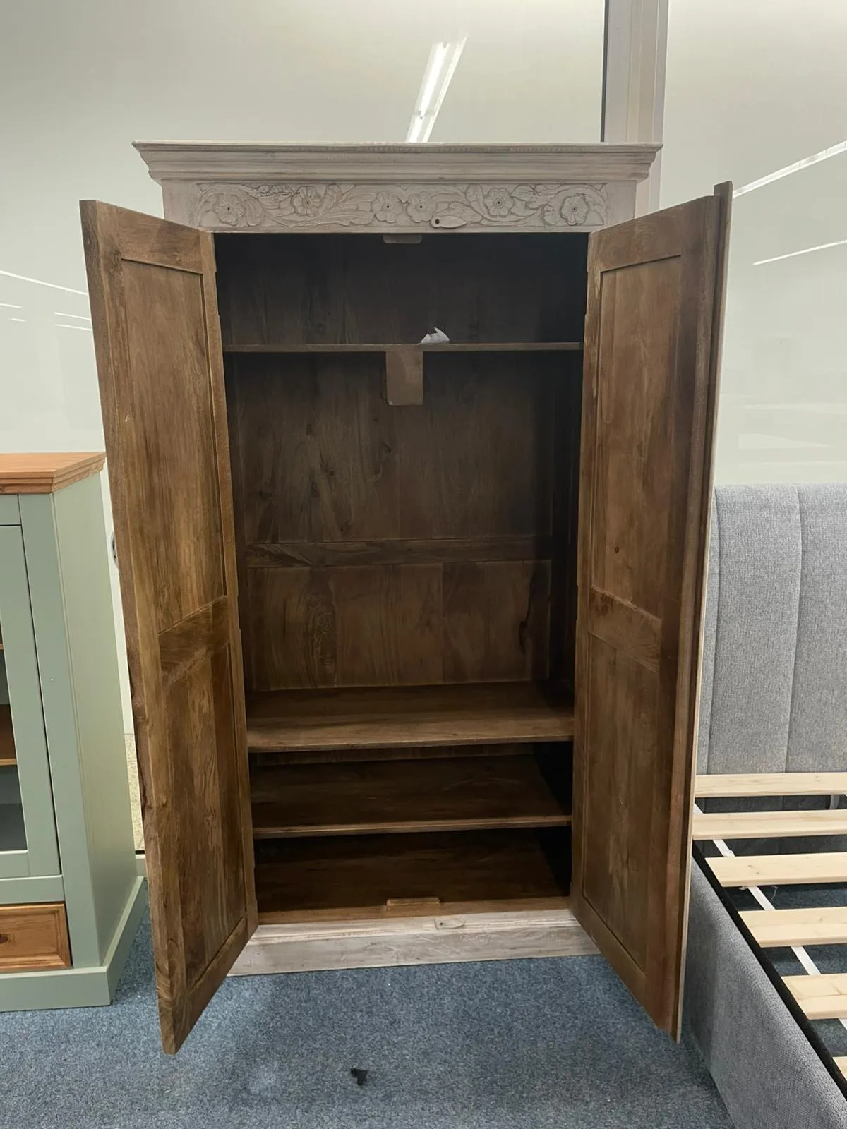 Eleganter Garderobenschrank aus Massivholz - Bild 2