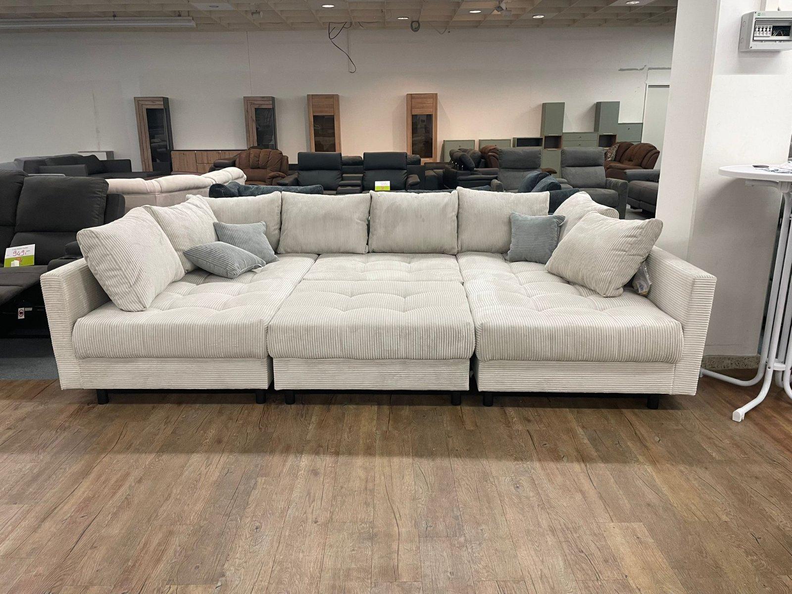 Beige Wohnlandschaft mit Hocker & Kissen