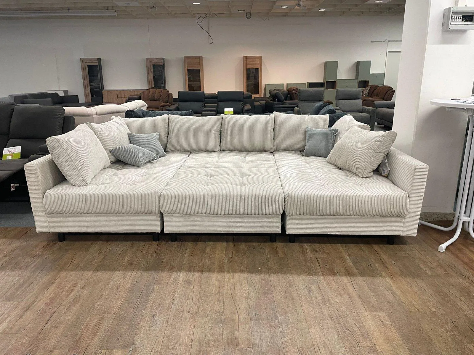 Beige Wohnlandschaft mit Hocker & Kissen