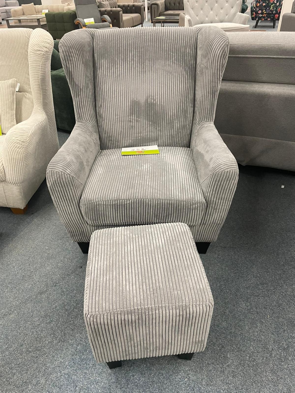 Eleganter Sessel mit Hocker in Grau