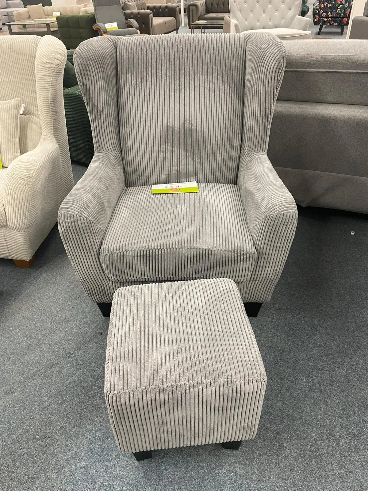 Eleganter Sessel mit Hocker in Grau