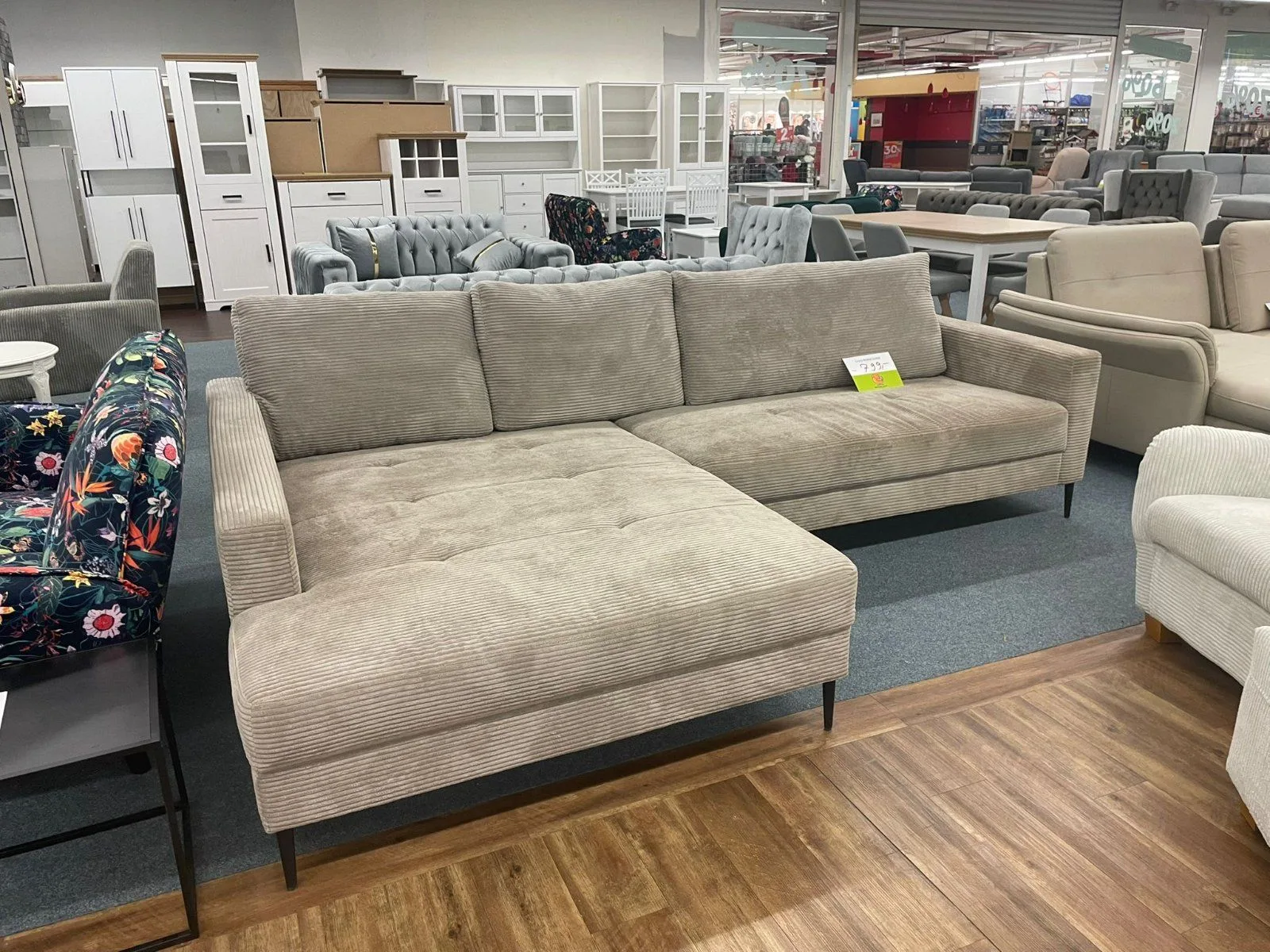Stylisches Ecksofa in Braun mit Kissen