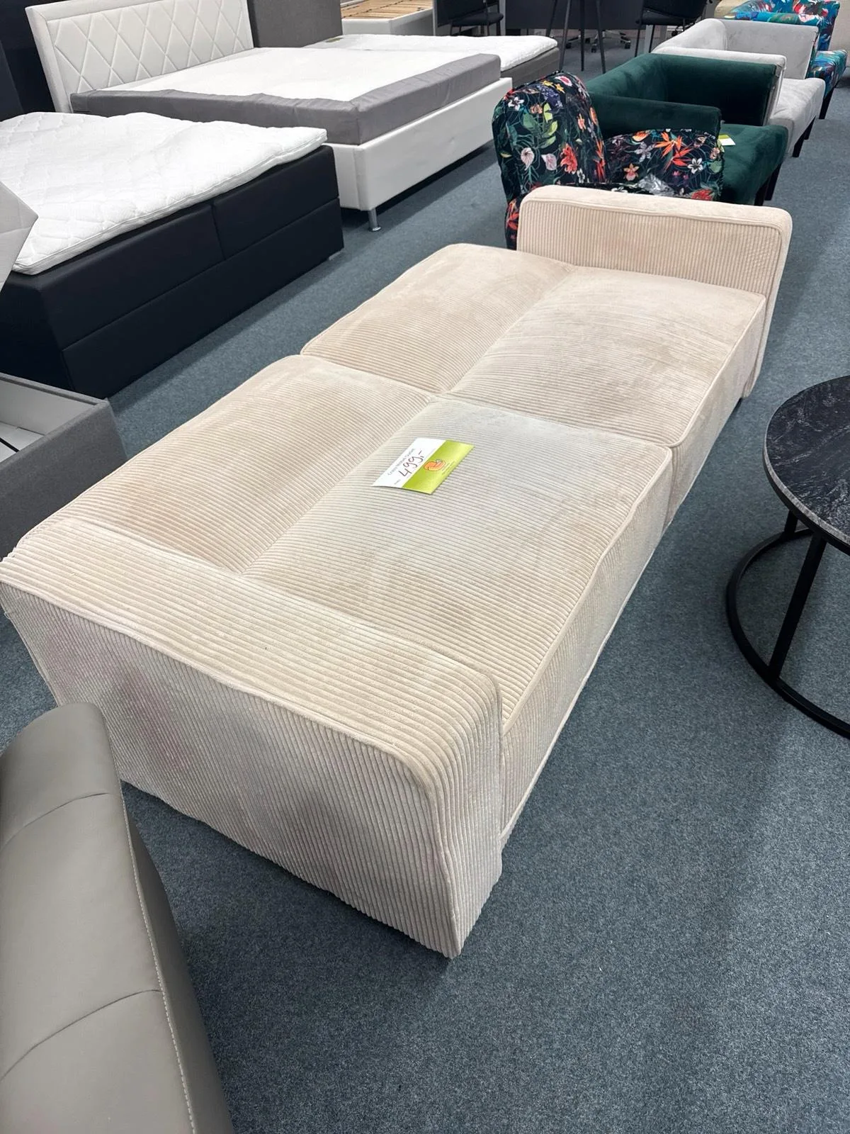 Beige Schlafsofa mit Kissen - Cord-Samt - Bild 2