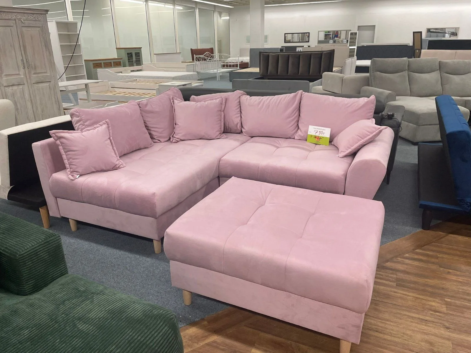 Rosa Ecksofa mit Hocker und Kissen