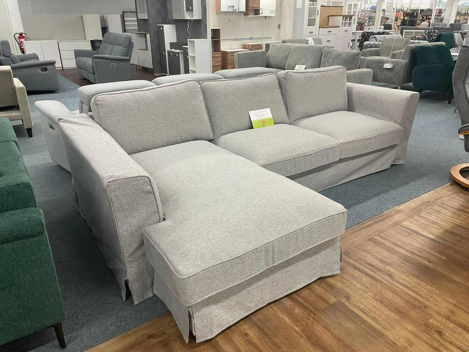 Elegantes Ecksofa in Grau mit Kissen