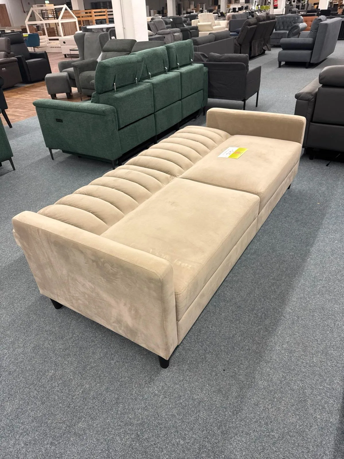 Beige Schlafsofa aus Samt mit Kissen - Bild 2