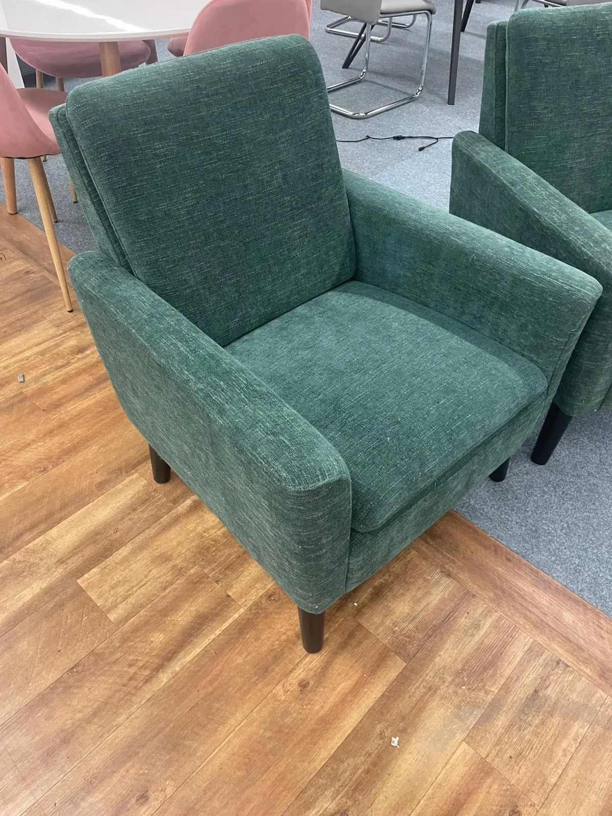 Eleganter Cocktailsessel in Grün mit Massivholzfüßen - Bild 2