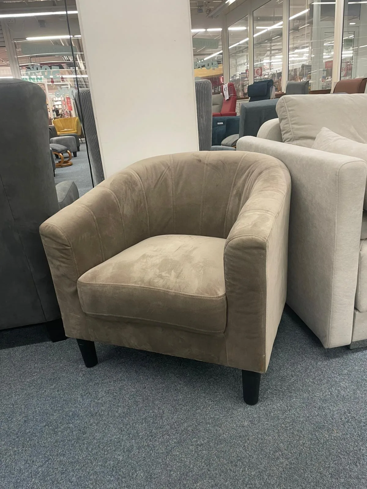 Eleganter Cocktailsessel mit Massivholzfüßen - Bild 2