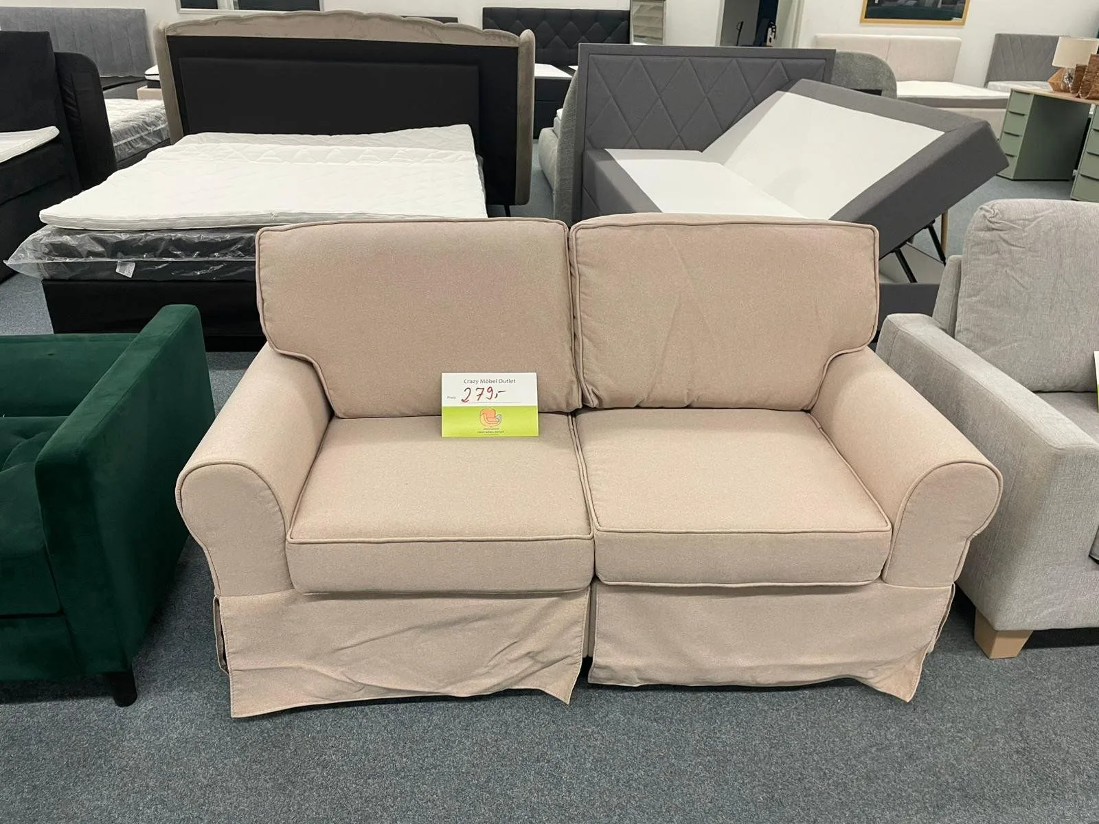 Beige 2-Sitzer Sofa mit Kissen