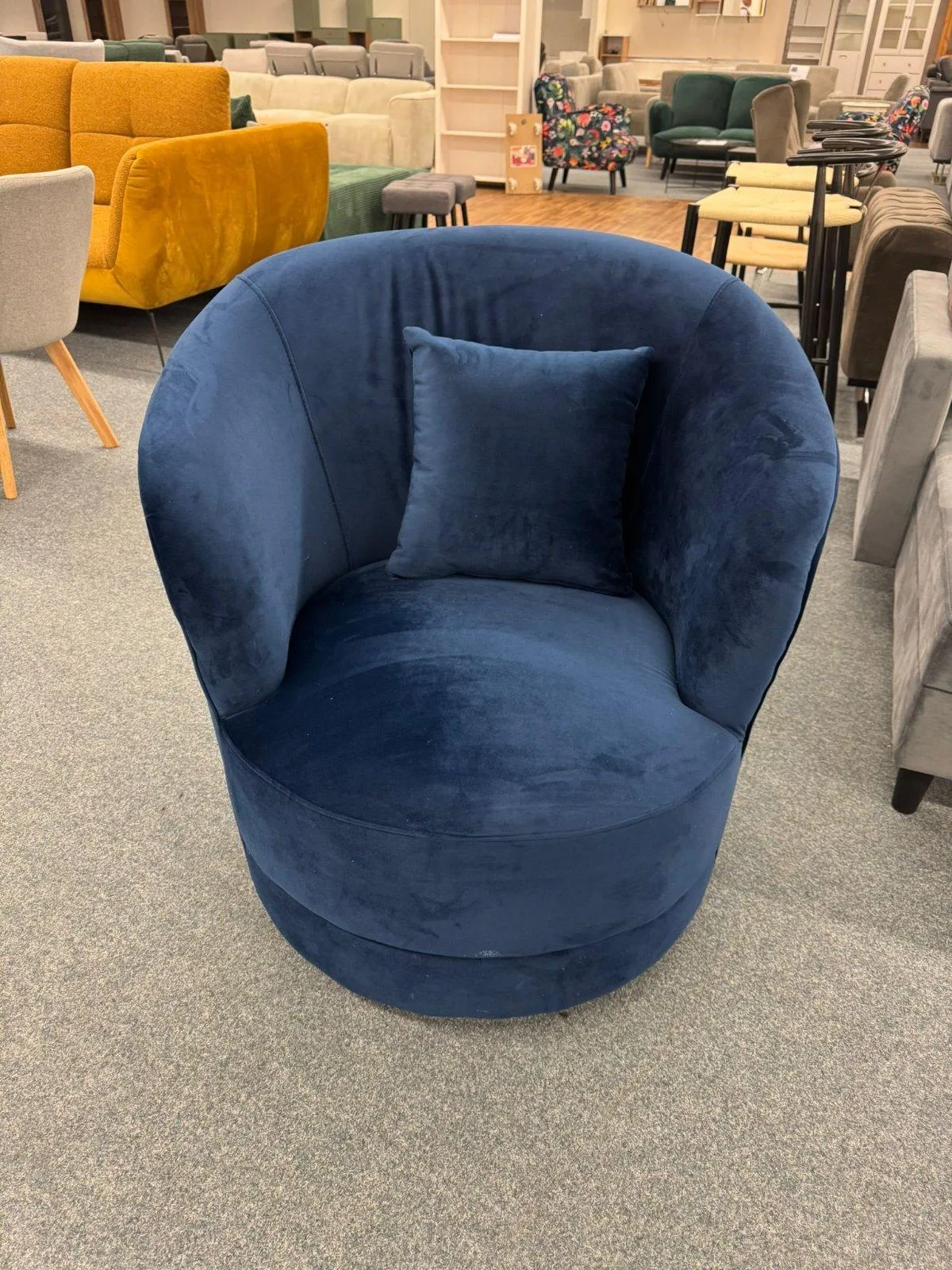 Eleganter drehbarer Cocktailsessel in Blau