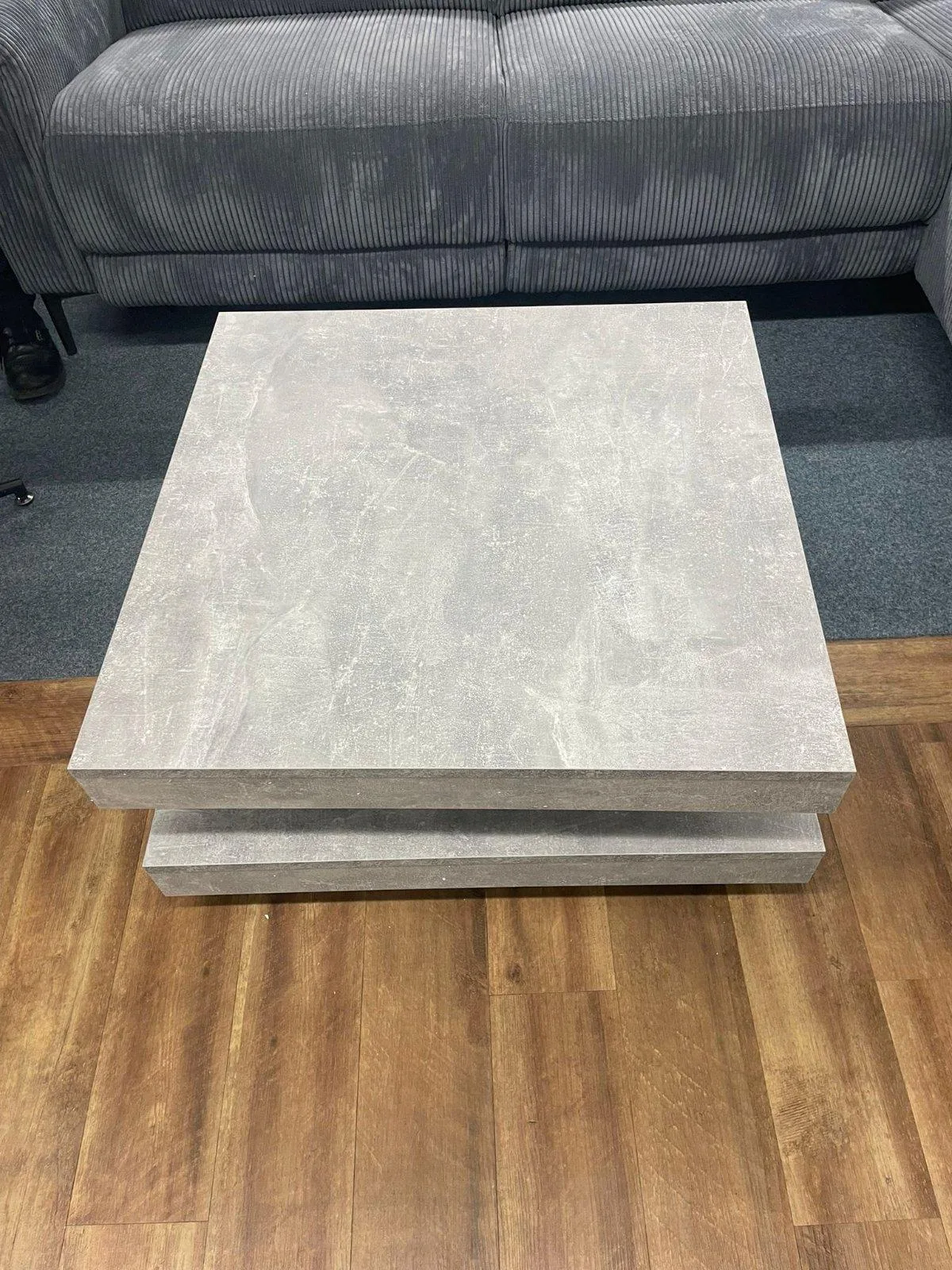 Drehbarer Couchtisch in Betonoptik