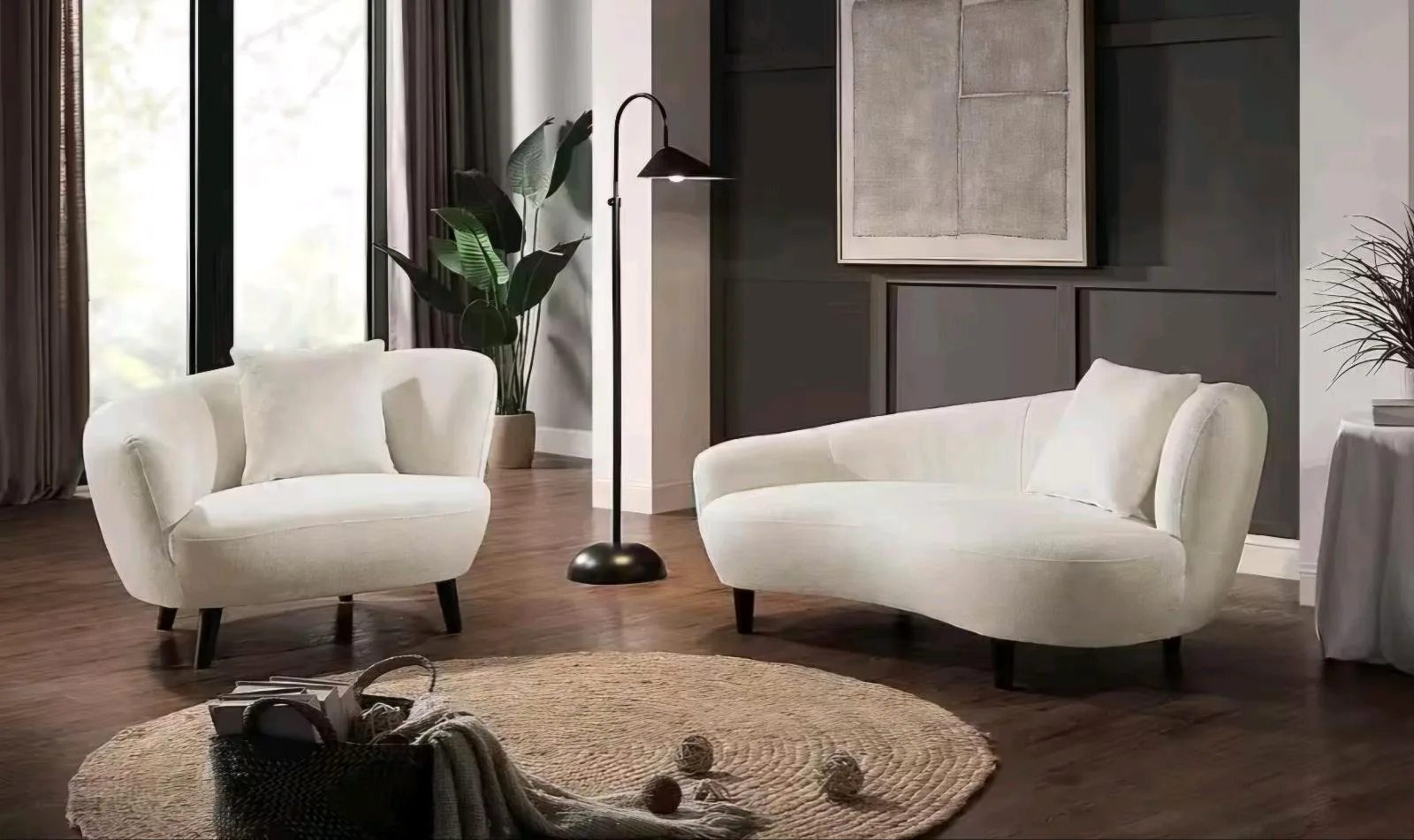 Loungesessel aus Strukturstoff mit Zierkissen