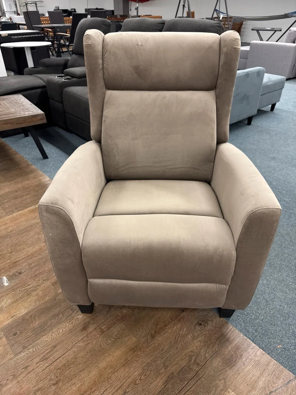 Beiger Ohrensessel aus Samt mit Relaxfunktion